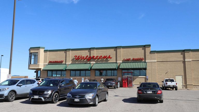 Walgreens – Rhinelander | Walgreens parking lot and building